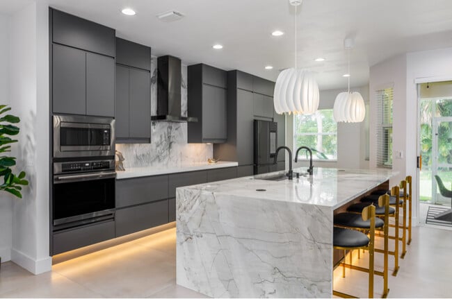 Building Photo - 9841 Colonial Walk S