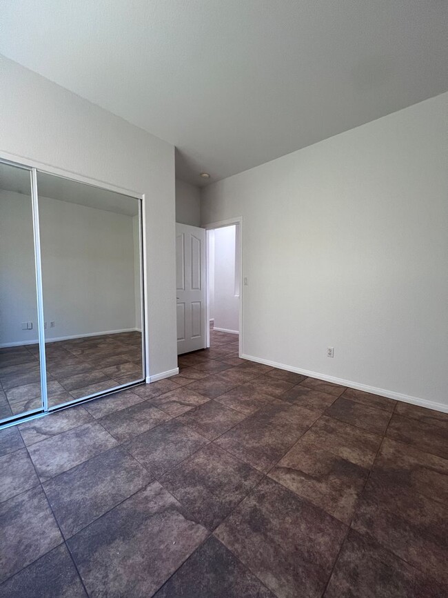 Building Photo - Stunning 4-Bed 3 Car Garage Gated Single S...