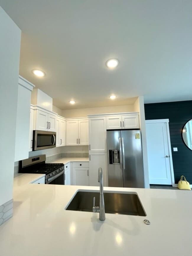 Building Photo - Like new 3 bedroom townhome in SE Bend!