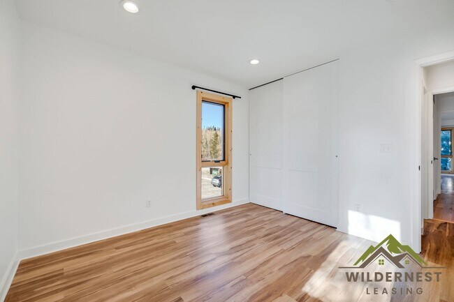 Building Photo - Fully Updated 3 Bedroom/ 3 Bath Peaceful C...