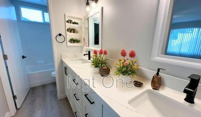 Building Photo - 1022 Blossom Hill Dr