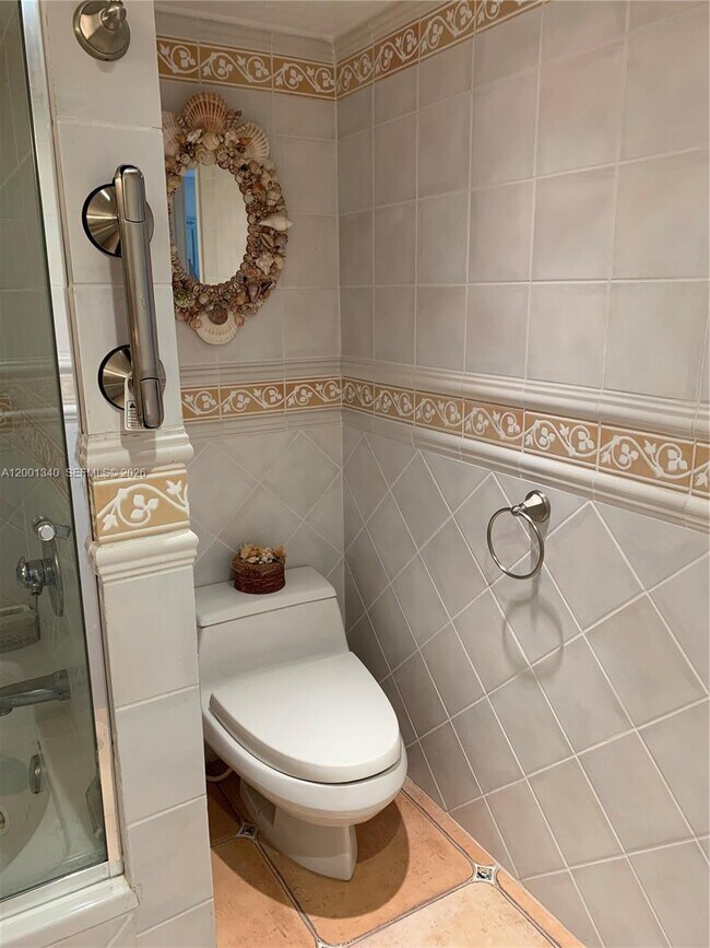 Building Photo - 2555 Collins Ave