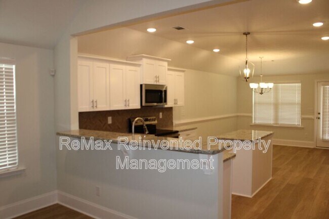 Building Photo - 921 Holbrook Dr