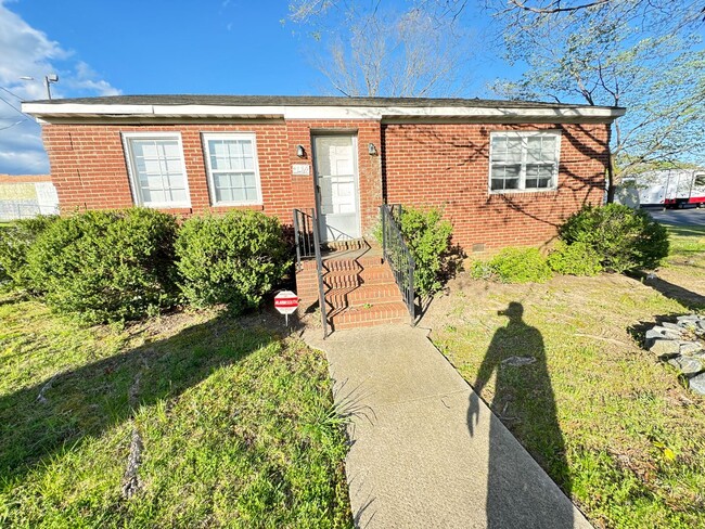 Building Photo - 1500 Sq ft Office Space Downtown Mooresville