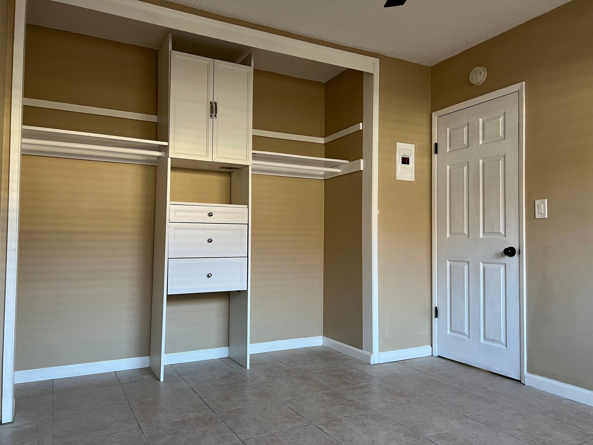 Building Photo - 576 N Wilson Ave