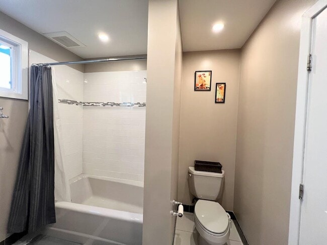 Building Photo - 630 Pilgrim Dr