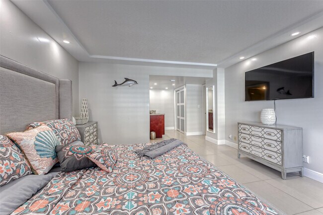 Building Photo - 3900 Galt Ocean Dr