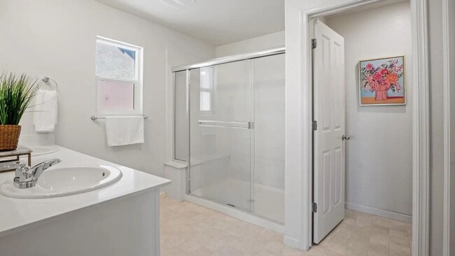 Building Photo - Beautifully Maintained 3-Bedroom Home w/So...