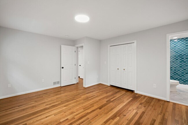 Building Photo - 100 Oak Dr