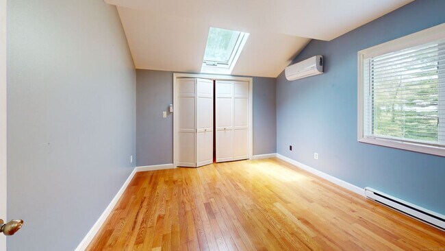 Building Photo - 10 Herster Dr