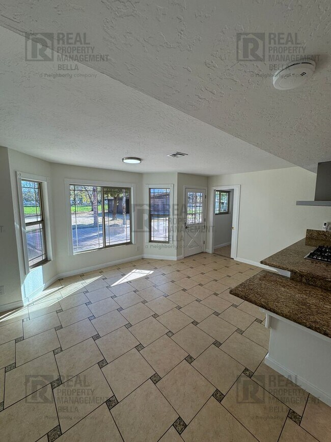 Building Photo - 7BR Single-Story Retreat on 2.7+ Acres – Spacious, Sun-Filled Living in Prime Temecula