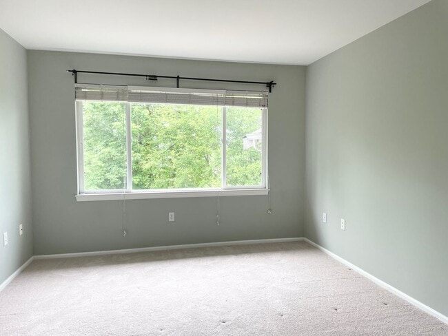 Building Photo - Spacious 2 Bed 2.5 Bath Townhome Style Con...