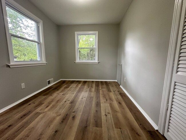 Building Photo - Two-Bedroom Home In Rosedale