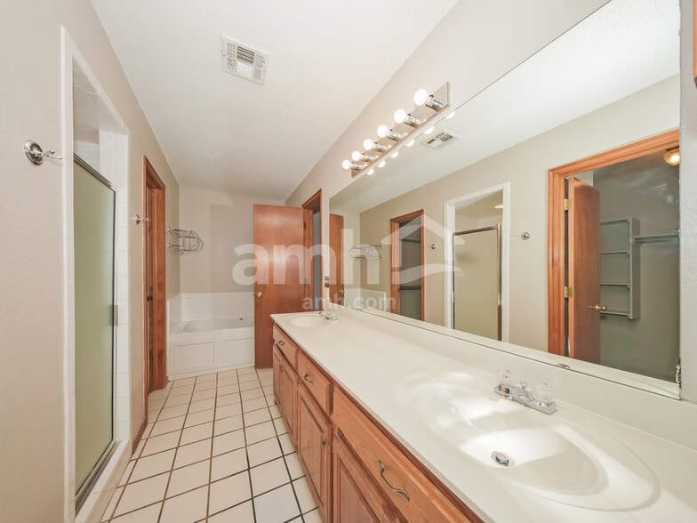 Building Photo - 17313 Valley Crst