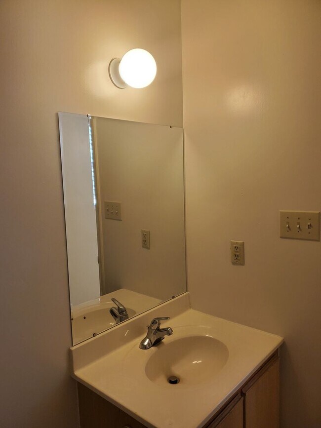 Building Photo - NEW LISTING! 3 Bedroom/ 2 Full Bath Home L...