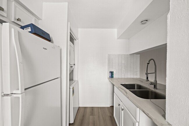Building Photo - 9090 S Braeswood Blvd
