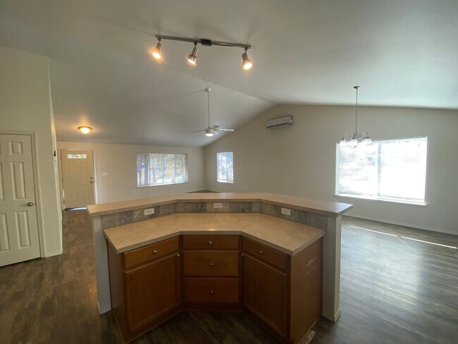 Building Photo - Quiet setting in La Pine!