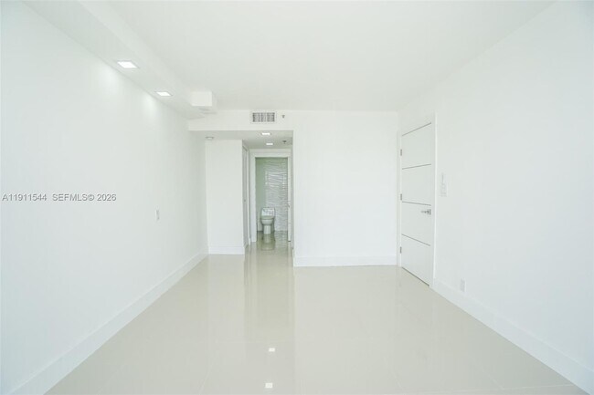 Building Photo - 7601 E Treasure Dr