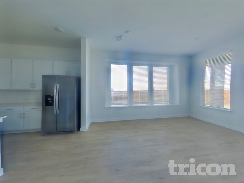 Building Photo - 448 Lone Star Dr