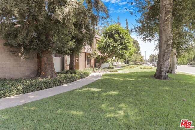 Building Photo - 449 W Duarte Rd