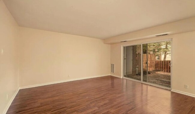 Building Photo - 2 bed 1 bath condo for rent in Gaithersburg