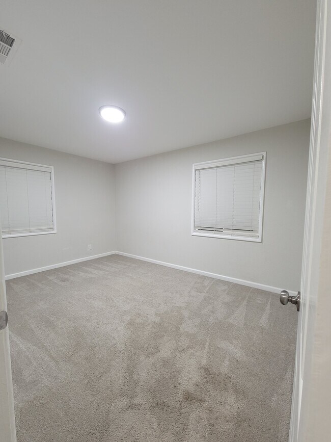 Building Photo - 1511 Paradise Ln