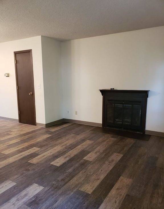 Building Photo - 1950-1960 Hunting