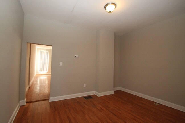 Building Photo - Updated & Lovely Harwood 3bd/1ba rowhome w...
