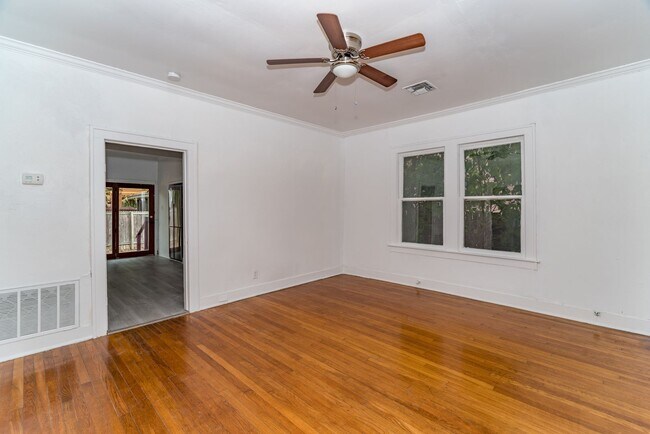 Building Photo - 2-BEDROOM COTTAGE IN TOBIN HILL