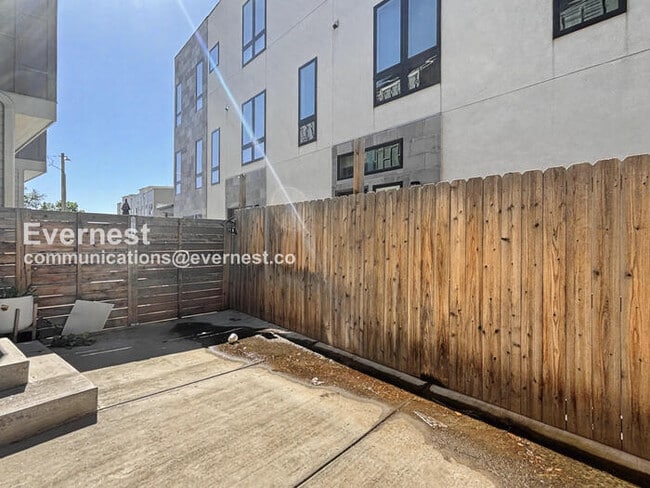 Building Photo - 1225 Perry St