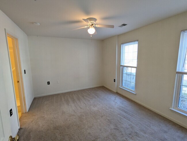 Building Photo - Beautifully maintained ground level condo in Germantown ready by mid April!