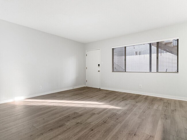 Interior Photo - 1121 Daisy Avenue