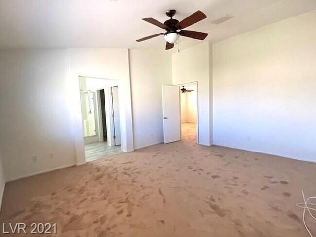 Building Photo - Gated Community! Fabulous 4 Bedrooms Plus ...