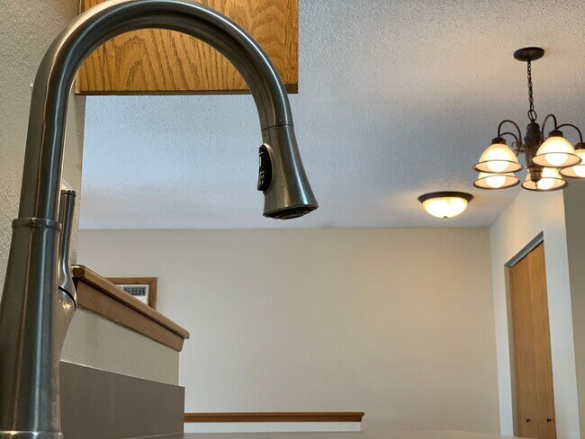 Building Photo - 4 Bed, 2 Bath Twinhome in South Fargo!