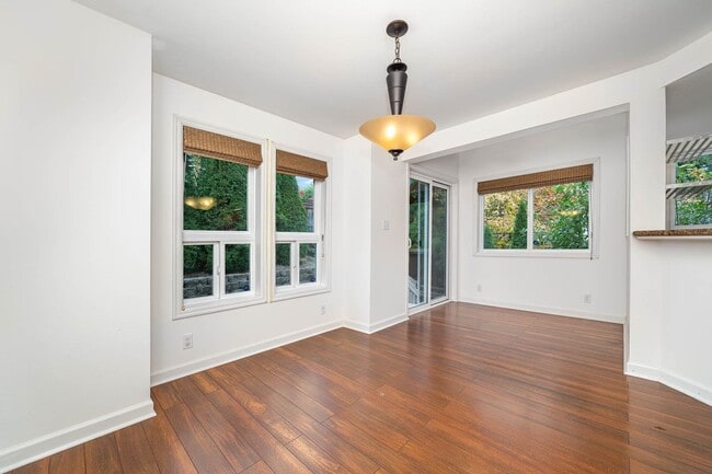 Building Photo - 2Bd/2Ba Seattle Townhouse