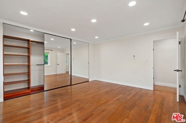 Building Photo - 828 N Crescent Heights Blvd
