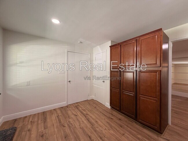 Building Photo - 10621 McGregor Blvd