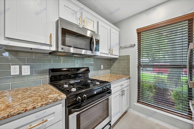 Building Photo - 3827 Clubway Ln