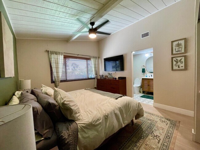 Building Photo - Gorgeous Mid century Modern home in San Carlos