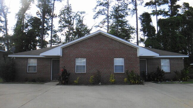 Building Photo - 2Bed/2BathDuplex With A Fenced in Yard!