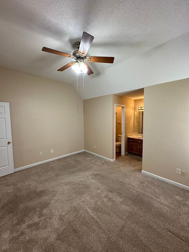 Building Photo - Don’t miss the chance to call this your ho...