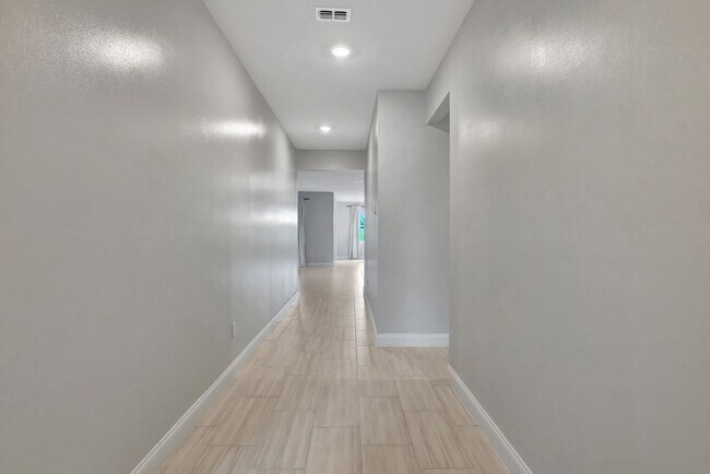 Building Photo - 8606 Dahlia Cir