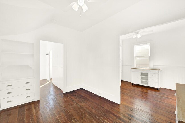 Building Photo - 520 Indian Aly