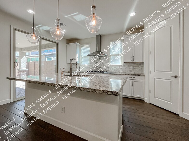 Building Photo - 657 W Browning Pl