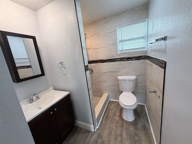 Building Photo - Charming home features 3 spacious bedrooms and 2 updated bathrooms