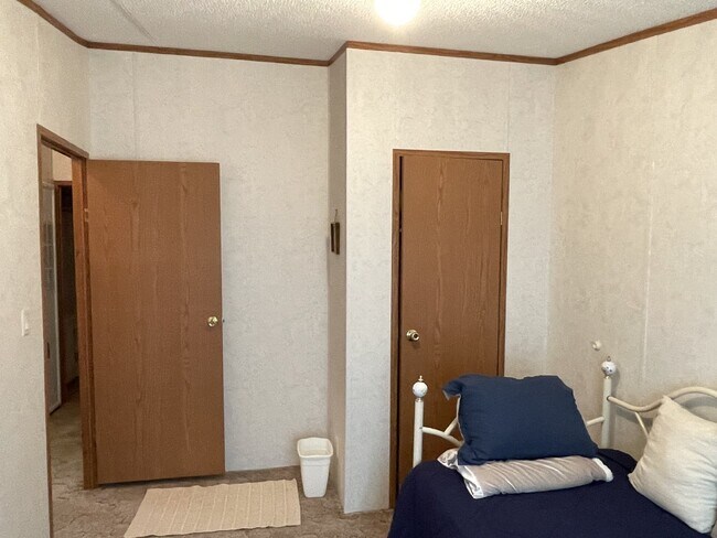 Building Photo - Furnished 3 bedroom 2 full bathroom Manufa...
