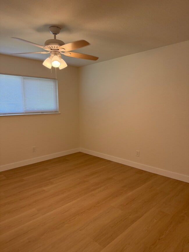Building Photo - 1090 Acacia Ave