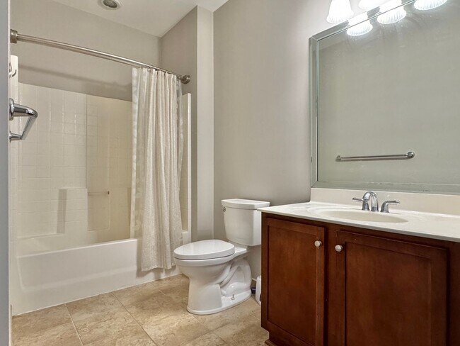 Building Photo - NEWPORT NEWS - STUNNING APARTMENT IN  THE ...