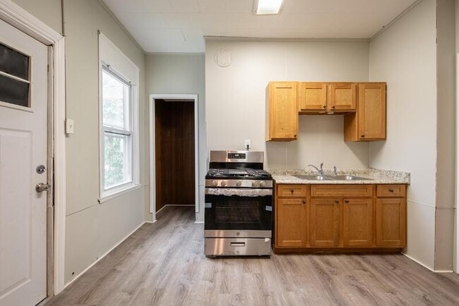 Building Photo - 140 5th Ave