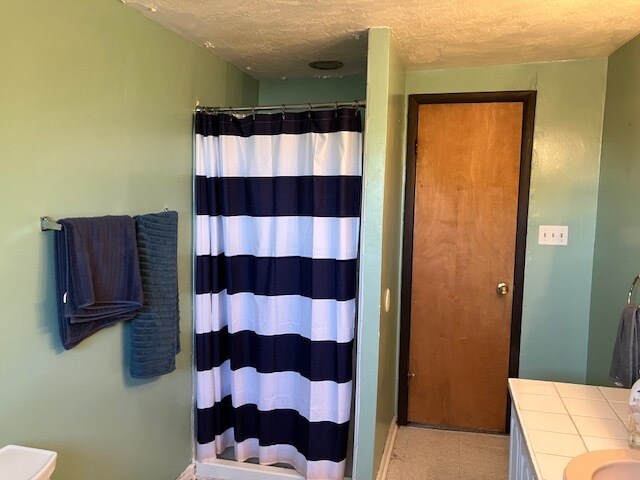 Full Bathroom Shower - 721 Ivy St